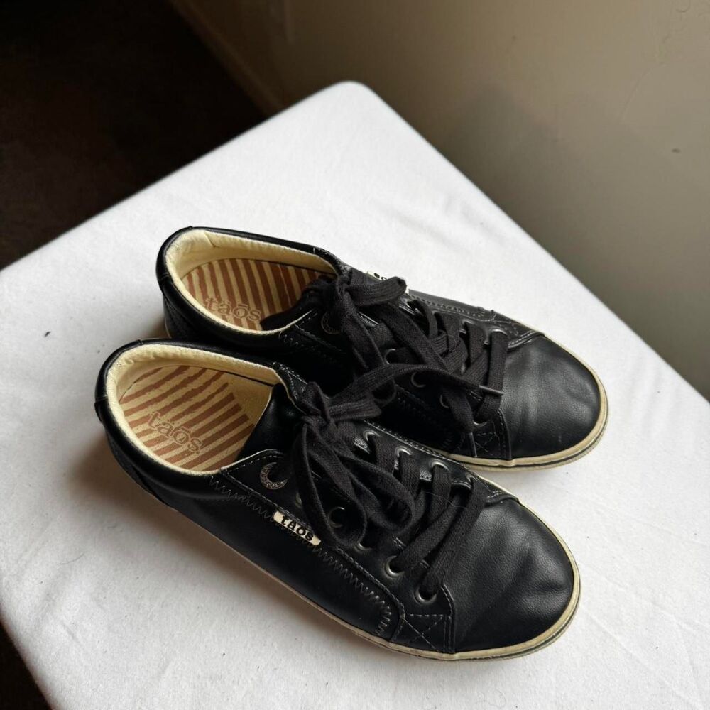Taos Plim Soul Lux low-top lace-up sneakers made with soft leather Size 6.5